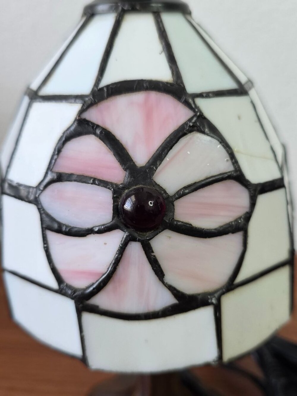 Vintage Tiffany-Style Accent Lamp w/ Stained Glass Floral Shade & Bronze Base - Picture 8 of 14